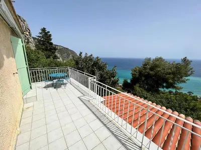 a view of the ocean from a balcony at Entre les citronniers et la mer in Èze