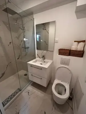 a bathroom with a toilet and a shower and a sink at Studio moderne climatisé avec coin nuit, proche mer et Hauts de Cagnes in Cagnes-sur-Mer