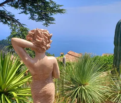 a statue of a woman with her hand on her head at Villa Riviera vue panoramique MER et NATURE in Èze
