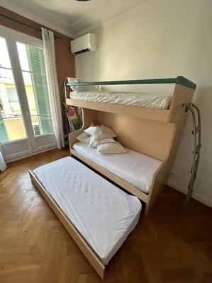 two bunk beds in a room with a window at Le Dante CLIM Balcon in Nice