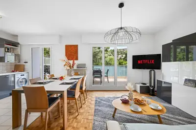 a kitchen and dining room with a table and chairs at Ciel d'Orves - Terrasse Spacieuse- Parking privé in Nice