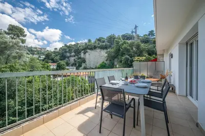 a balcony with a table and chairs and a view at Ciel d'Orves - Terrasse Spacieuse- Parking privé in Nice