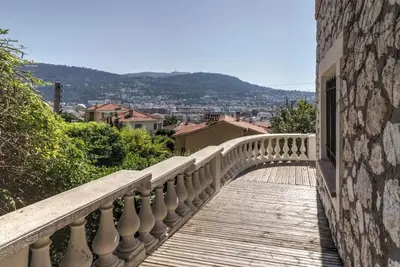 a bridge over a walkway on a building at Villa spacieuse, totalement adaptée aux normes PMR in Nice