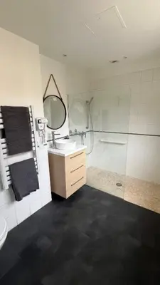 a bathroom with a sink and a shower at Beau studio au cœur de Beaulieu-sur-mer in Beaulieu-sur-Mer