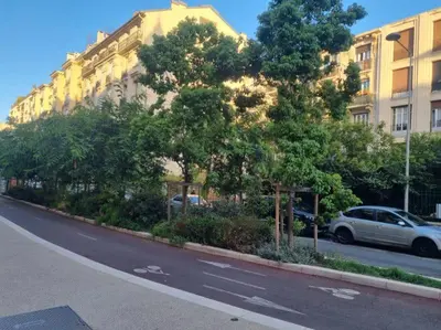 a street with trees on the side of a building at Beau T2 proche Negresco in Nice