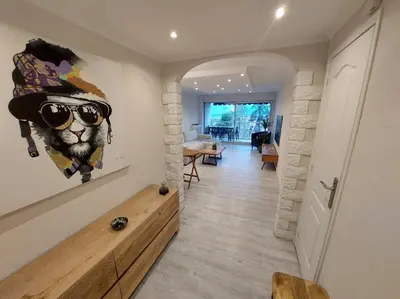 a hallway with a painting of a dog wearing sunglasses at Terrasses de la Corniche, 2p 65m2 spacieux, terrasses mer & montagne, piscine et parking privé in Nice