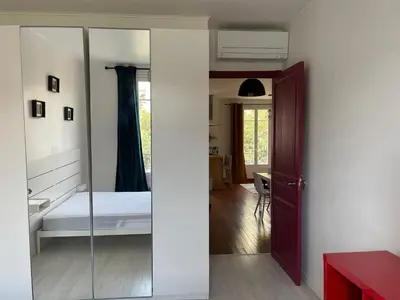 a bedroom with a bed and a mirror at Spacieux appartement à Nice in Nice