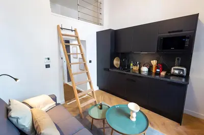 a living room with a couch and a table at Charmant appartement rénové au cœur de Nice in Nice