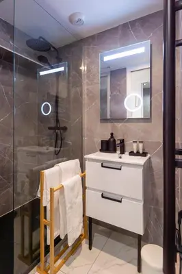 a bathroom with a sink and a shower at Charmant appartement rénové au cœur de Nice in Nice