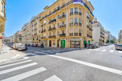 an empty city street with a large yellow building at Studio hypercentre de Nice climatisé in Nice