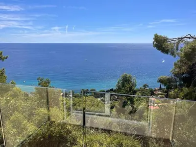 a view of the ocean from behind a fence at De la mer aux citronniers in Èze