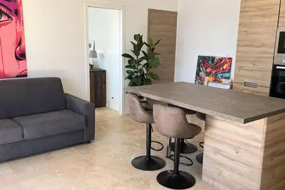 a room with a desk and a view of the ocean at De la mer aux citronniers in Èze