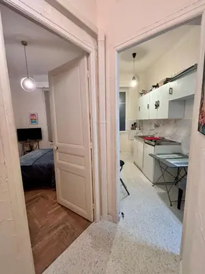 an open door in a room with a kitchen at Appartement Nice centre ville gare in Nice