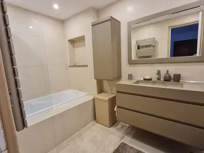 a bathroom with a bath tub and a sink at Charmant 2 pièces Centre Ville in Nice