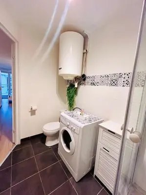a bathroom with a washing machine and a toilet at City & Serenity - Studio Proche Gare in Nice