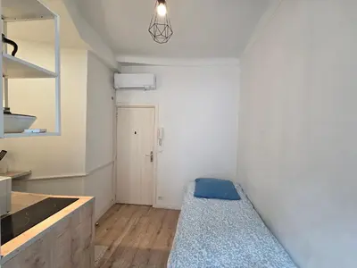 a small kitchen with a washing machine and a microwave at Studio Niçois Proche Mer in Nice