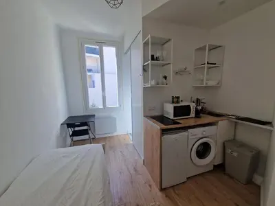 a small kitchen with a washing machine and a microwave at Studio Niçois Proche Mer in Nice