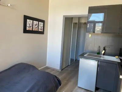 a small room with a sink and a bed at Superbe appartement en plein centre ville de Nice! in Nice