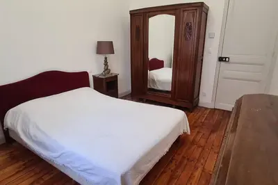 a bedroom with a white bed and a mirror at Superbe 4 pièces 75 m carrés pour 2 à 6 personnes Centre Parking 3 jours minimum in Nice
