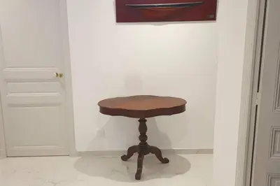 a wooden stool in a corner of a room at Superbe 4 pièces 75 m carrés pour 2 à 6 personnes Centre Parking 3 jours minimum in Nice