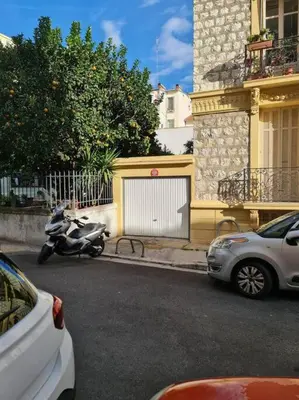 a motorcycle parked on the side of a street at Superbe 4 pièces 75 m carrés pour 2 à 6 personnes Centre Parking 3 jours minimum in Nice