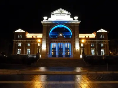 a large building with a lit up door at night at Superbe 4 pièces 75 m carrés pour 2 à 6 personnes Centre Parking 3 jours minimum in Nice