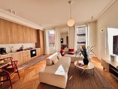 a living room with a couch and a table at Ze Perfect Place - Splendide Appart 2 Chb Garibaldi in Nice