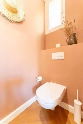 a bathroom with a white toilet and a window at Superbe appartement deux chambres, centre proche port in Nice