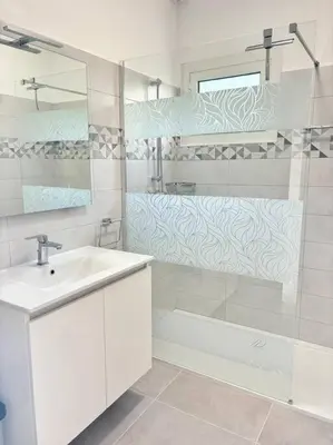 a white bathroom with a sink and a shower at Charmant T3 Rénové Proche Mer, Aéroport et Gare ! in Saint-Laurent-du-Var