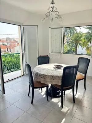 a dining room with a table and four chairs at Charmant T3 Rénové Proche Mer, Aéroport et Gare ! in Saint-Laurent-du-Var
