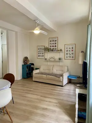 a living room with a couch and a tv at Joli appartement niçois en bord de mer in Nice