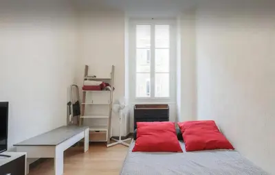 a view of a city street with buildings at Studio confortable à Nice - 19 m² avec vue sur la ville in Nice