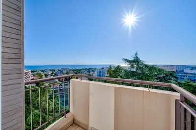 a balcony with a view of the ocean at Superbe 3p vue mer avec parking in Nice