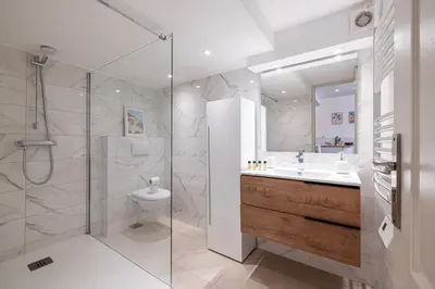 a bathroom with a shower and a toilet and a sink at 1 LONGCHAMP - Joli appartement - Carre d Or - Climatise in Nice