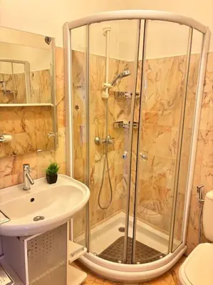 a bathroom with a shower and a sink at Appartement lumineux Vue Mer, Piscine et tennis in Nice