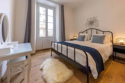 a bedroom with a bed and a desk and a window at Le Carré d'Or - à 2 min à pied du centre-ville in Nice
