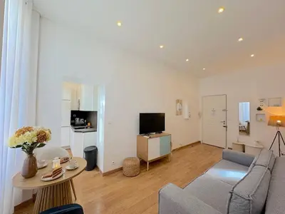a living room with a couch and a table at ⁂ Appartement cosy avec balcon 300m de la plage in Nice