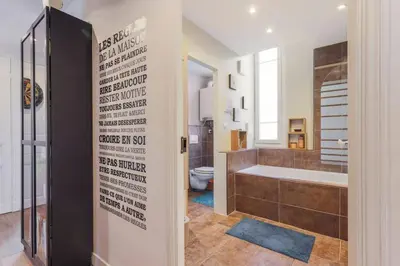 a bathroom with a bath tub and a toilet at Appartement 2 chambres à 15 mn de la mer in Nice