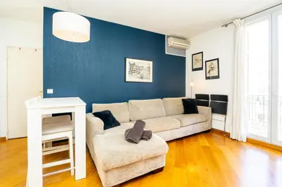 a living room with a couch and a table at Palais Magnan 4 Pers WiFi AC in Nice