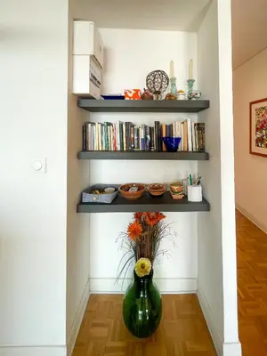 a room with a green vase with flowers in it at Paradise 4 Pers Vista Mare Wifi AC in Nice