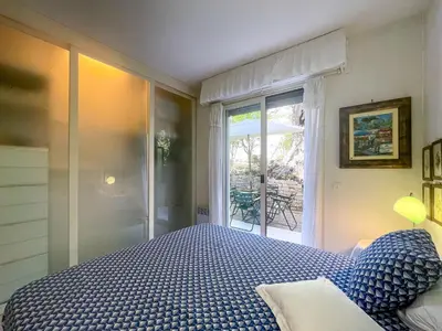 a bedroom with a bed and a window at La Dolce Vita 6 Pers Parcheggio Terrazza in Nice