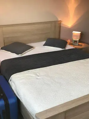 two beds sitting next to each other in a bedroom at Le Pêcheur in Cagnes-sur-Mer