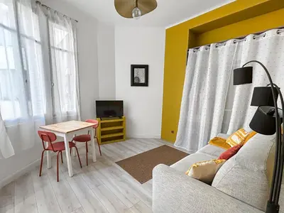 a living room with a couch and a table at Charmant studio au coeur de Nice in Nice