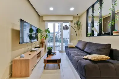 a living room with a couch and a table at Charmant appartement proche du centre de Nice in Nice