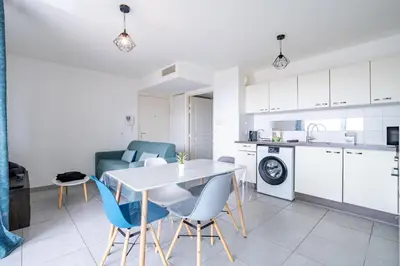 a kitchen and dining room with a table and chairs at Magnifique 4 pers,Clim,parking in Nice
