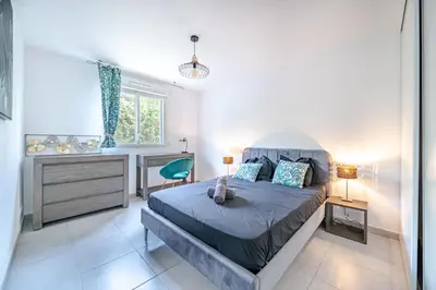 a bedroom with a bed and a desk and a window at Magnifique 4 pers,Clim,parking in Nice