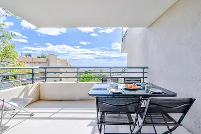 a table and chairs on a balcony with a view at Magnifique 4 pers,Clim,parking in Nice
