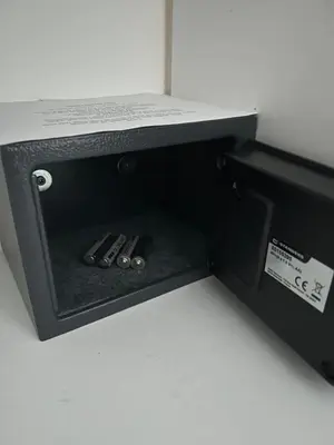 a black box with three knives in it at Studio climatisé avec terrasse ombragée dans maison au calme et dans la verdure in Nice