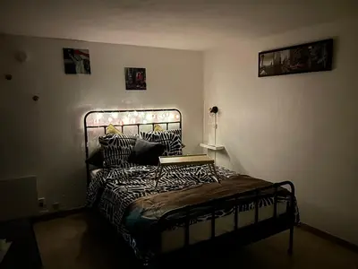 a bedroom with a bed in a room at Studio climatisé avec terrasse ombragée dans maison au calme et dans la verdure in Nice