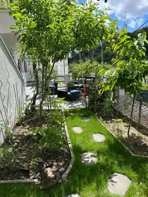 a garden with a picnic table and a tree at Studio climatisé avec terrasse ombragée dans maison au calme et dans la verdure in Nice